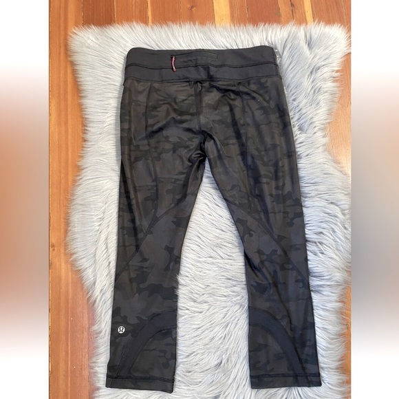 Lululemon Run Inspire Crop II Camouflage Black Mesh - sz 2 - Picture 4 of 7